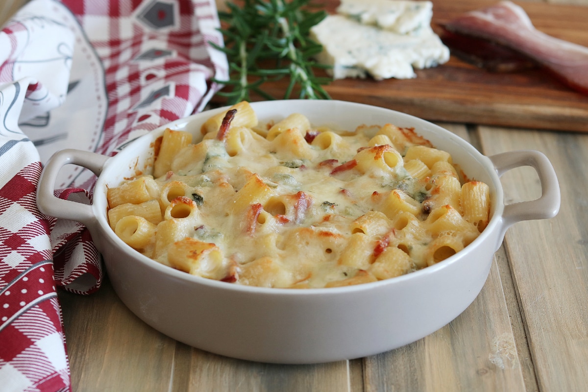 Pasta al horno con speck y gorgonzola