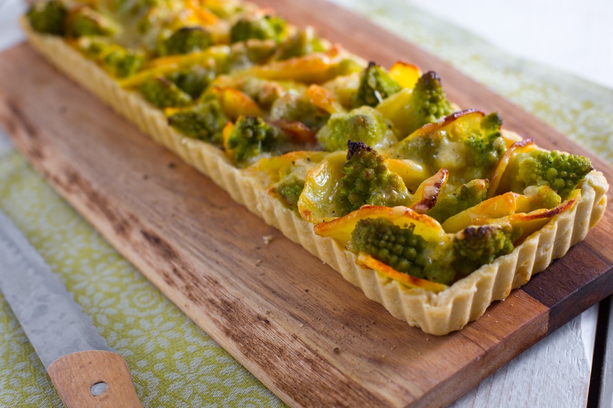 Tarta salada con coliflor romanesco y patatas