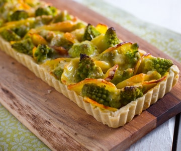 Tarta salada con coliflor romanesco y patatas