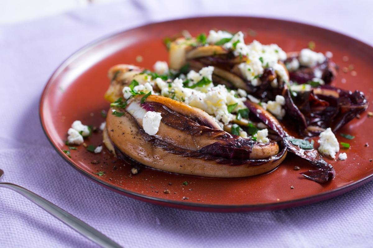 Radicchio sabroso en sartén