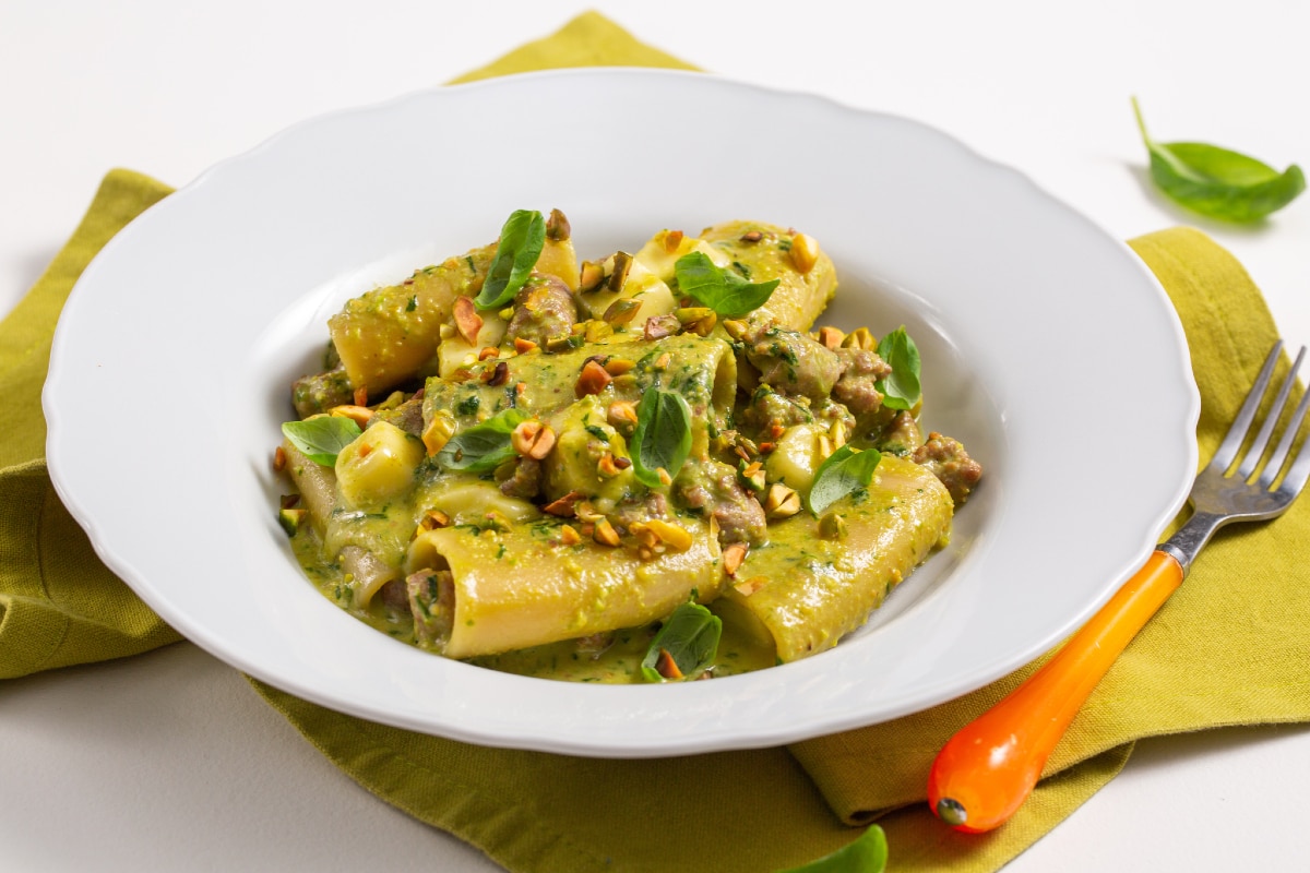 Paccheri con pesto de pistachos, salchicha y provola