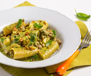 Paccheri con pesto de pistachos, salchicha y provola