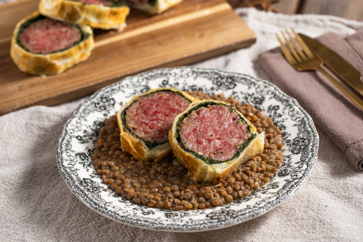 Cotechino en hojaldre con lentejas
