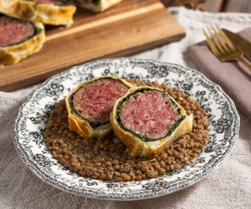 Cotechino en hojaldre con lentejas