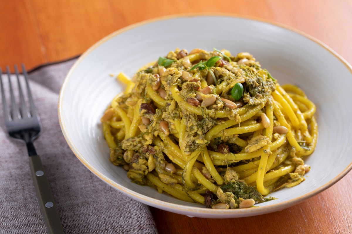 Bucatini con sardinas, pasas y piñones