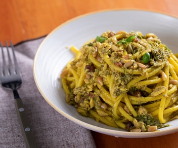 Bucatini con sardinas, pasas y piñones