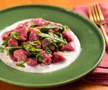 Gnocchetti de remolacha sobre fondue de taleggio