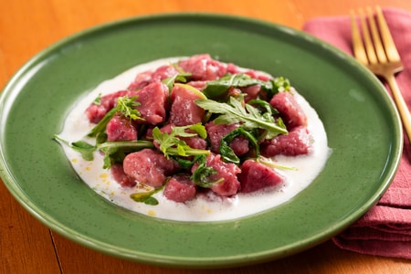 Gnocchetti de remolacha sobre fondue de taleggio
