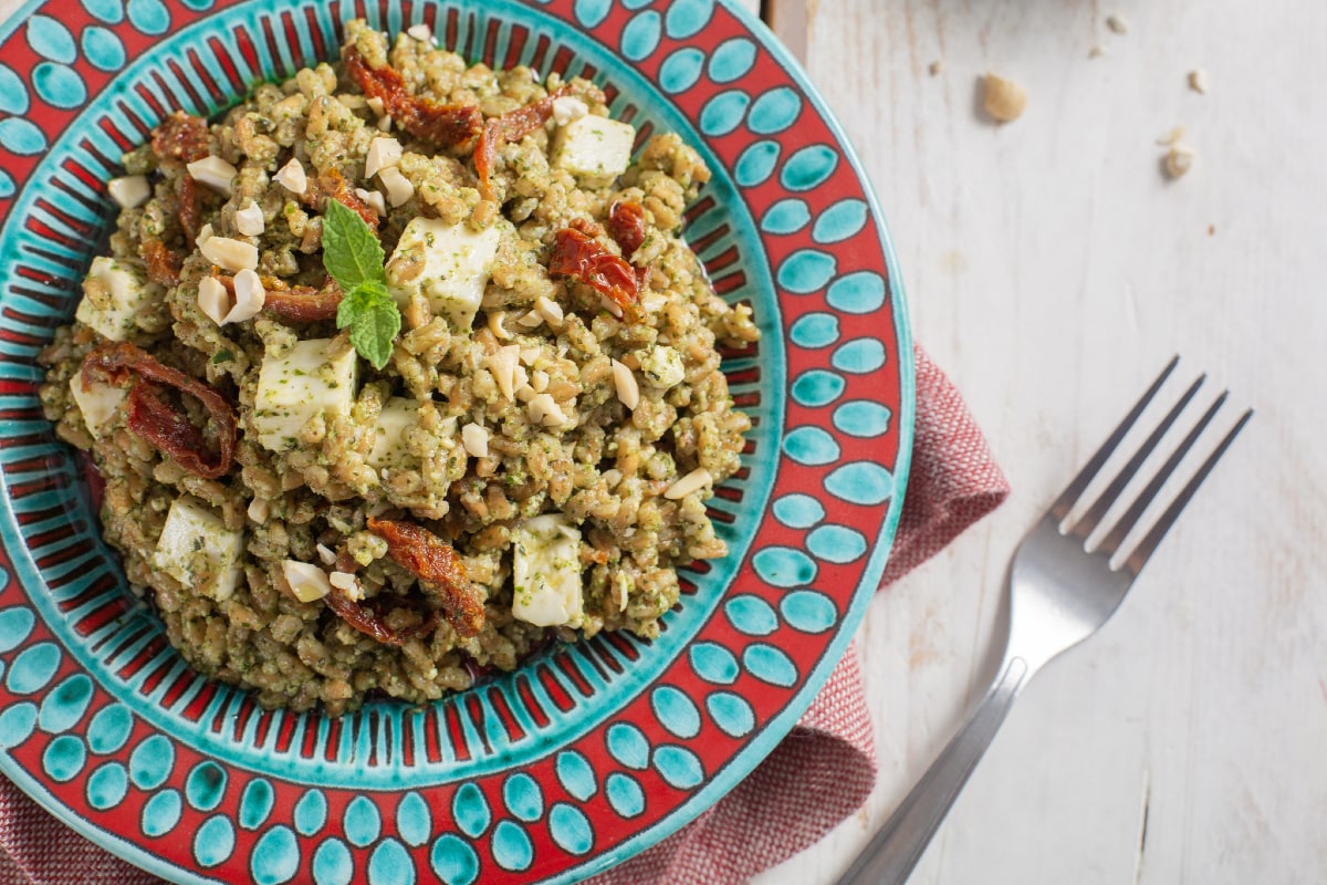 Ensalada de farro con pesto de hierbas y primosale