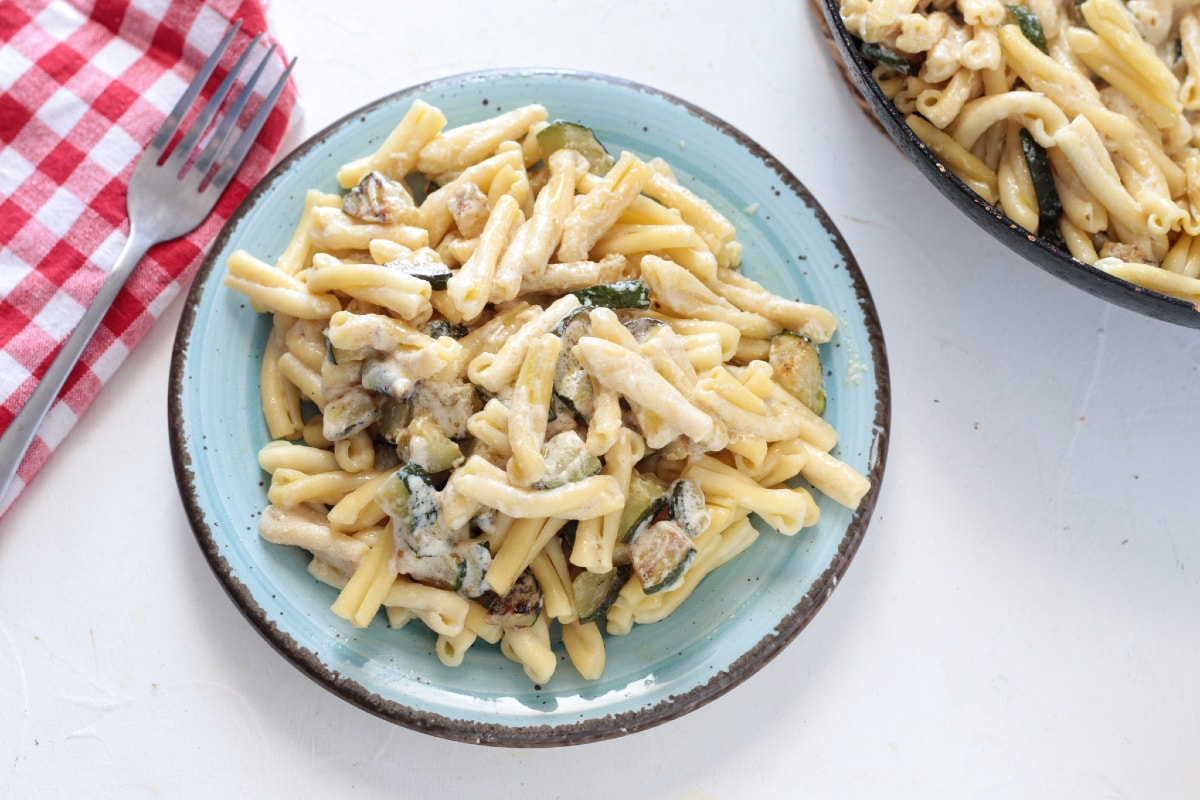 Pasta con robiola y calabacín