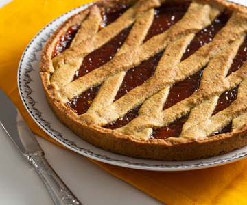 Tarta de pistachos y naranja con mermelada de albaricoques