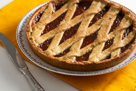 Tarta de pistachos y naranja con mermelada de albaricoques