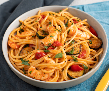 Pasta con calabacines, gambas y tomates cherry