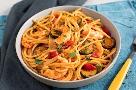 Pasta con calabacines, gambas y tomates cherry