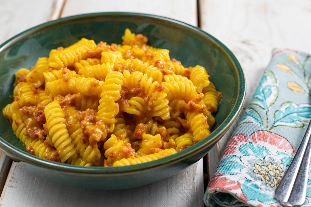 Pasta con crema de patatas y salchicha