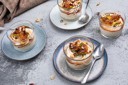 Mousse con higos y frutos secos