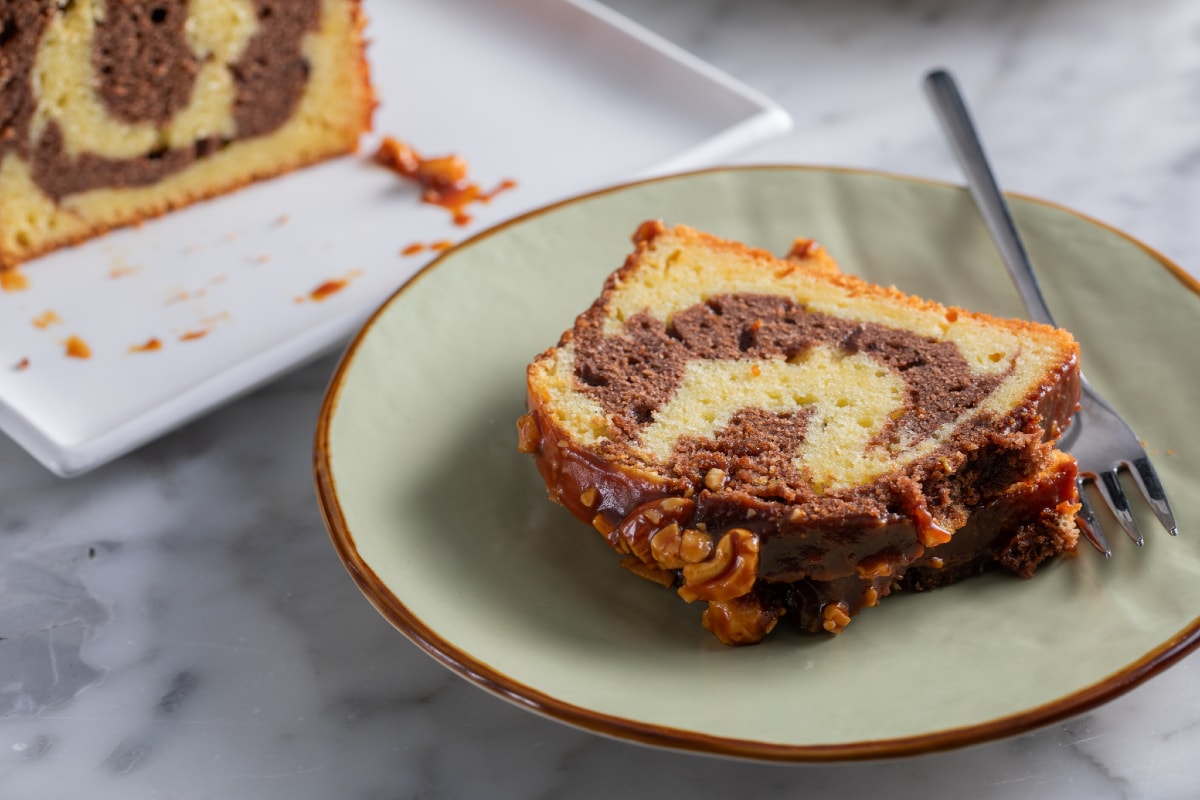 Plumcake veteado con caramelo y frutos secos