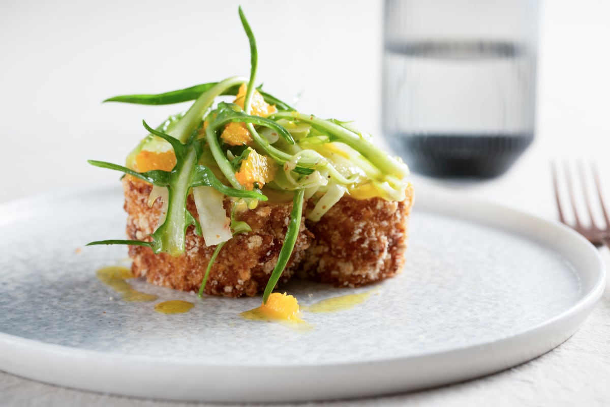 Chuleta de pez espada con ensalada de puntarelle