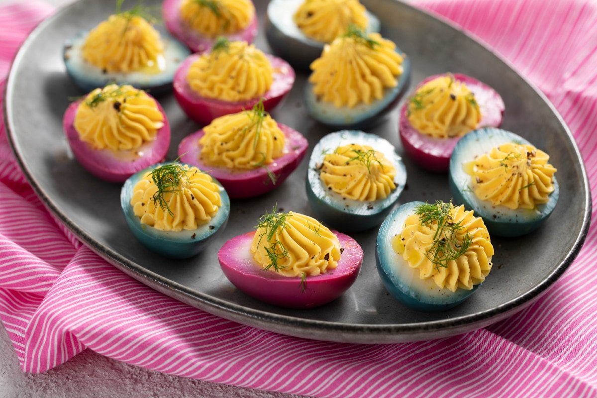 Huevos rellenos de colores