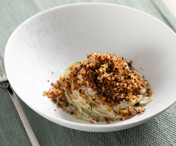 Linguine con almejas y pimientos crujientes