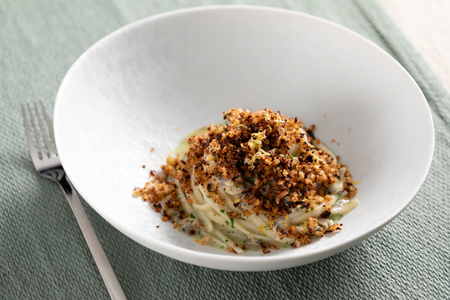 Linguine con almejas y pimientos crujientes