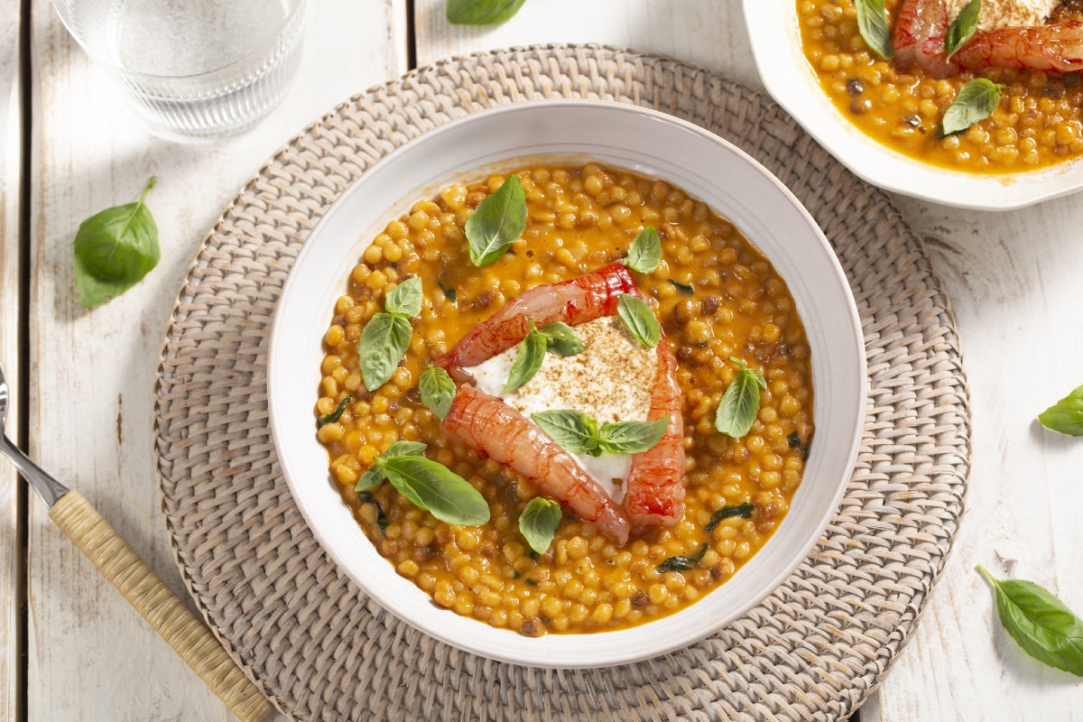 Fregola con gambas, stracciatella y regaliz