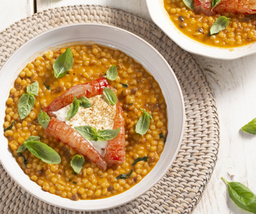 Fregola con gambas, stracciatella y regaliz