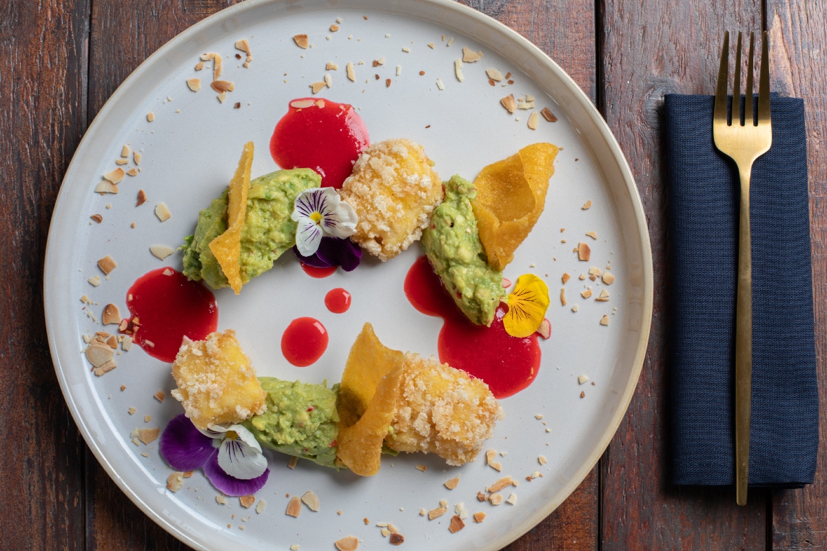 Bacalao frito con crema de aguacate