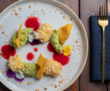 Bacalao frito con crema de aguacate