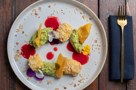 Bacalao frito con crema de aguacate