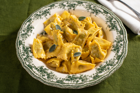 Ravioles del plin con fondo oscuro