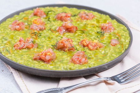 Risotto con crema de calabacín y gambas crudas