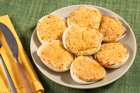 Cebollas rellenas a la ligur