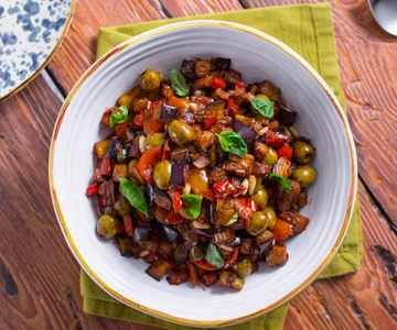 Caponata de berenjenas con salsa de cacao