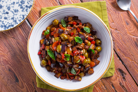 Caponata de berenjenas con salsa de cacao