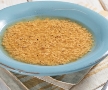 Stracciatella en caldo vegetal