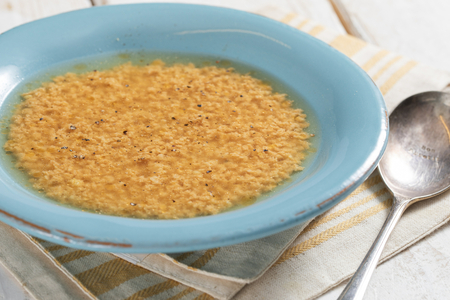 Stracciatella en caldo vegetal