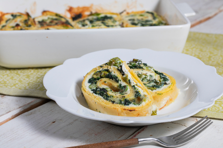 Rollo de crepes con espárragos y espinacas