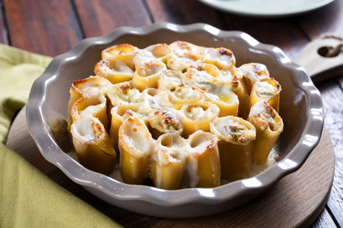 Paccheri gratinados con ricotta y flores de calabacín