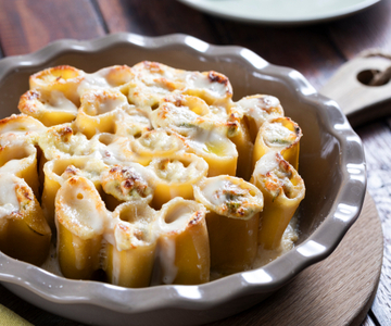 Paccheri gratinados con ricotta y flores de calabacín