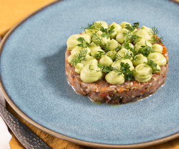 Tartar de pez limón a la mediterránea