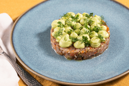 Tartar de pez limón a la mediterránea