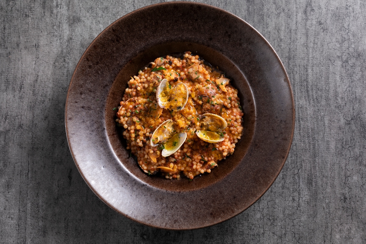 Fregola con almejas y bottarga