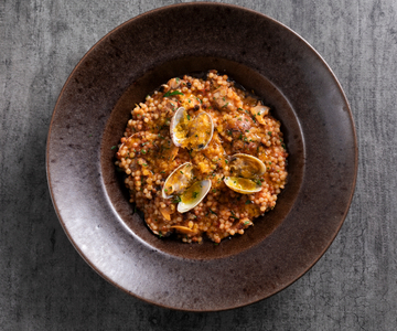Fregola con almejas y bottarga