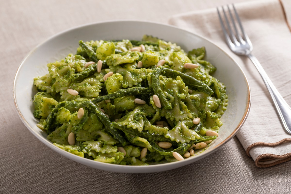 Pasta fría al pesto con patatas y judías verdes