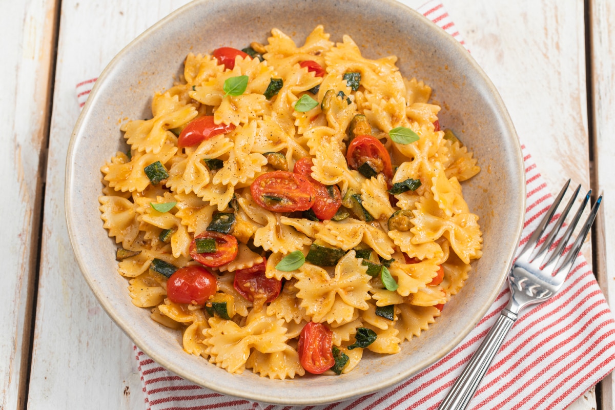 Pasta con calabacines y tomatitos