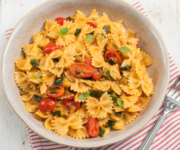 Pasta con calabacines y tomatitos