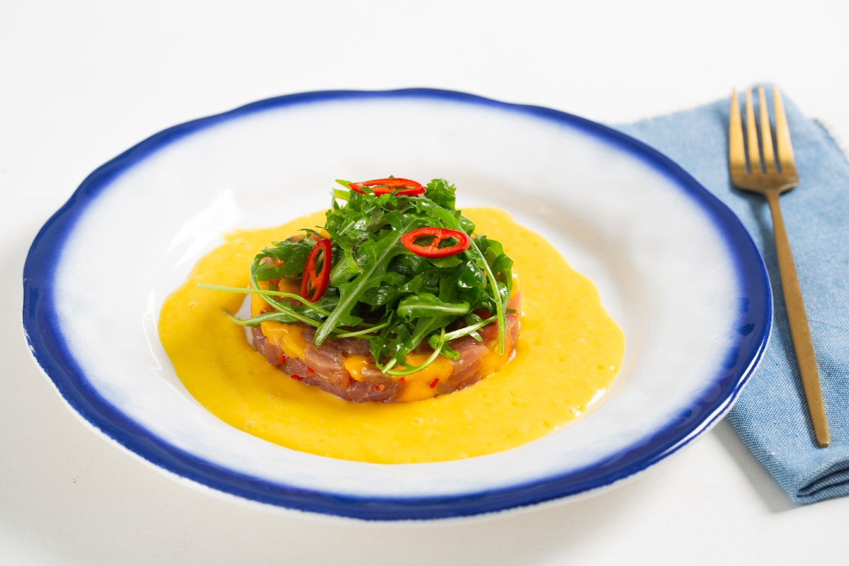 Tartar de atún marinado con mango y rúcula