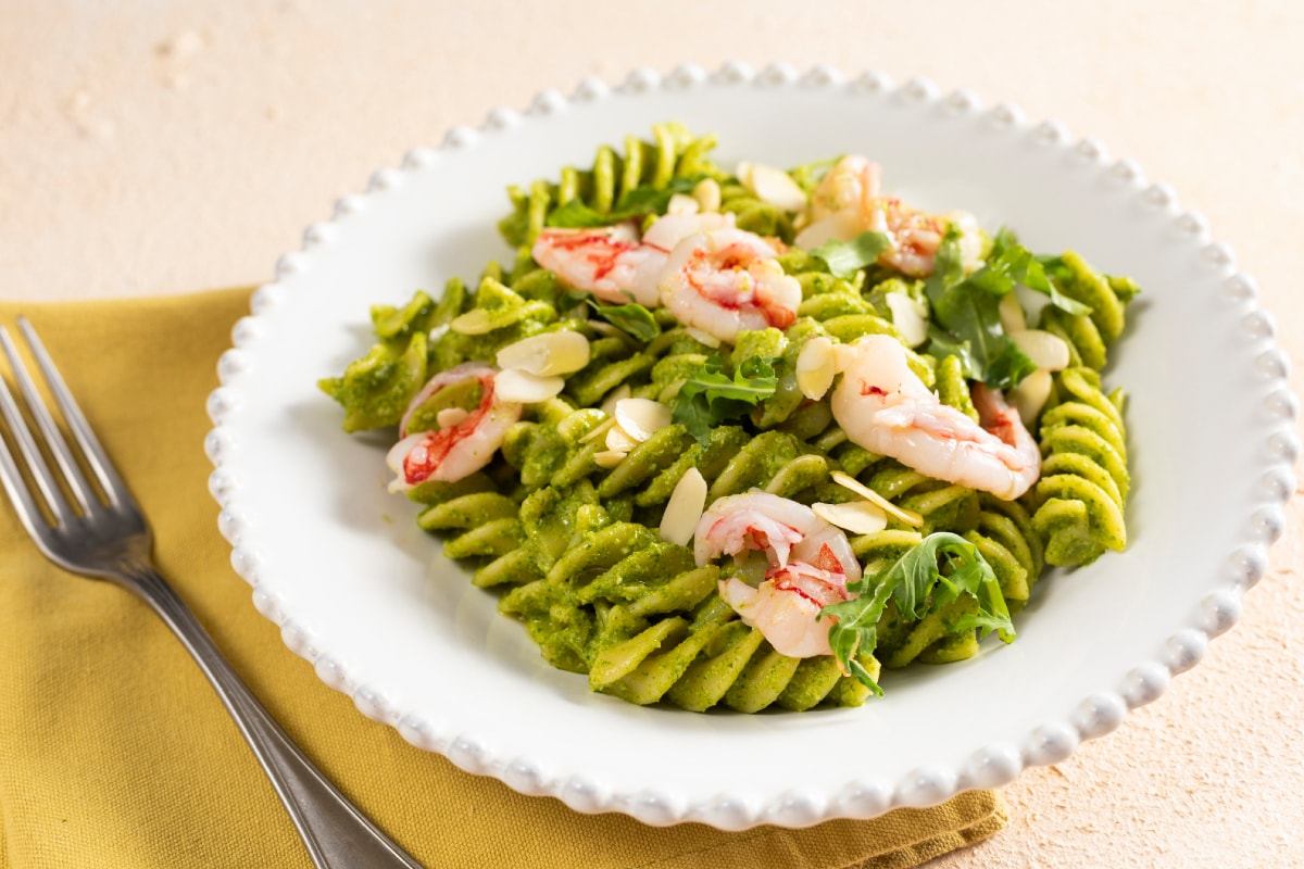 Pasta con pesto de rúcula y gambas