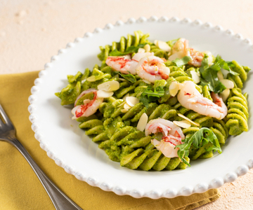 Pasta con pesto de rúcula y gambas